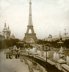 Näkymä Eiffel-tornille ja Champ de Marsille Chateau dEausta, Pariisista, Ranskasta 1900